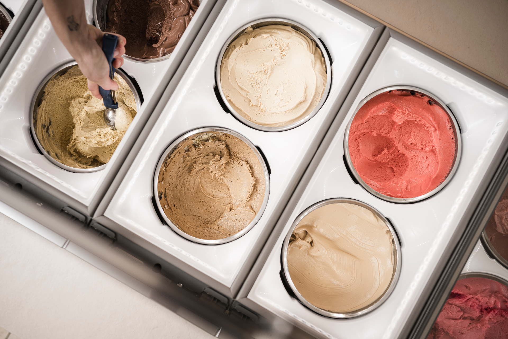 Frisch abgefüllte Gelato-Behälter in der offenen Produktion